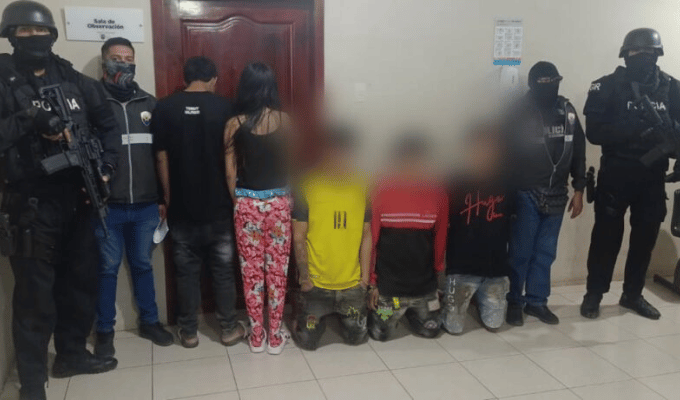 Hallaron vehículo robado, municiones y dinero en dos casas