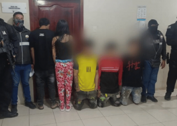 Hallaron vehículo robado, municiones y dinero en dos casas