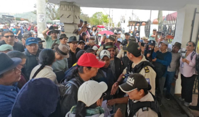 Mesa de diálogo en Otavalo cuenta con mediación de la Iglesia