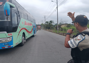 Esmeraldas: Policía mantiene controles 24/7 en los ejes viales