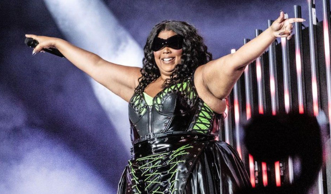 Lizzo en el Ojo del Huracán: Bailarinas la Demandan por Acoso