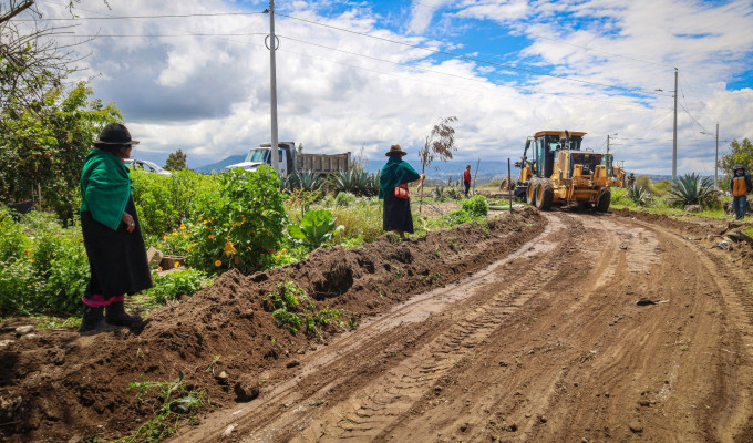 ¡Maquinaria de Tungurahua acelera obras en el campo!