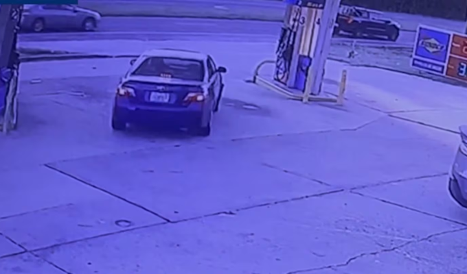 Tomó el carro y lo devolvió al descubrir a un bebé dentro