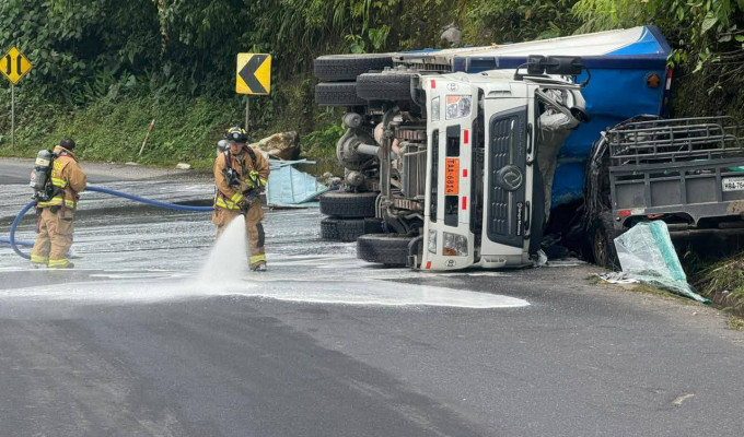 ¡Cerrada la vía Puyo–Baños por volcamiento de camión con explosivos!