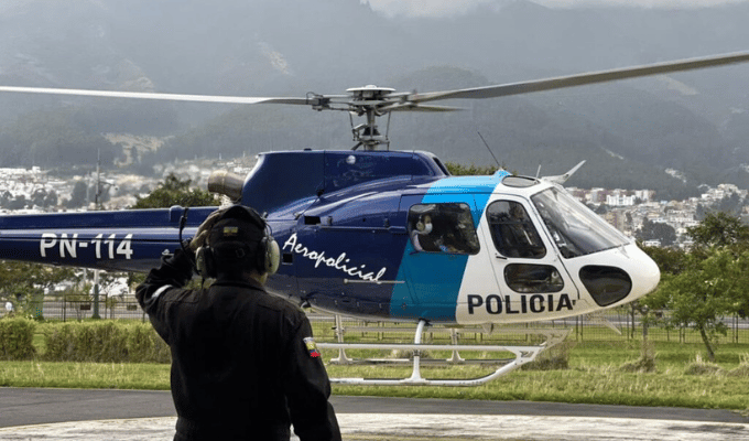 Policía trasladó en avión a dos niños de Otavalo a Quito
