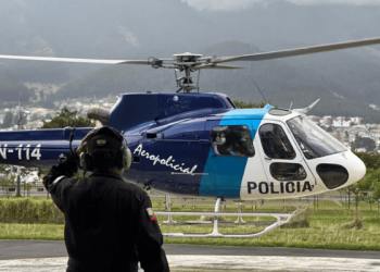 Policía trasladó en avión a dos niños de Otavalo a Quito