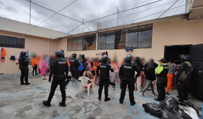 24 armas blancas decomisadas en operativo en el CPL Chimborazo N.° 3