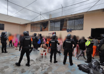 24 armas blancas decomisadas en operativo en el CPL Chimborazo N.° 3