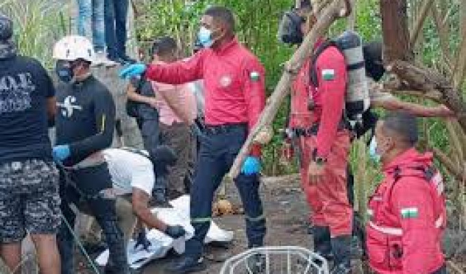 Hallan fosa clandestina en escuela abandonada de Esmeraldas