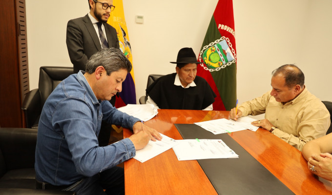 ¡Firmaron y va! Tanque de agua para Huambaló toma forma