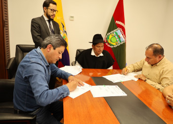¡Firmaron y va! Tanque de agua para Huambaló toma forma