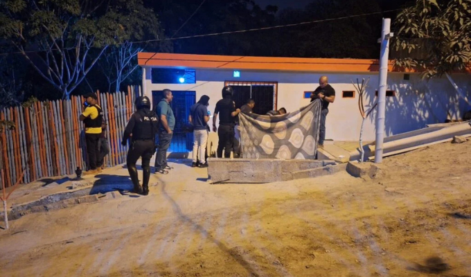 Sicarios en moto lo acribillan en el portal de una casa en Portoviejo