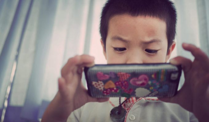 ¿Dos horas al día? China pone freno al uso de móviles en niños