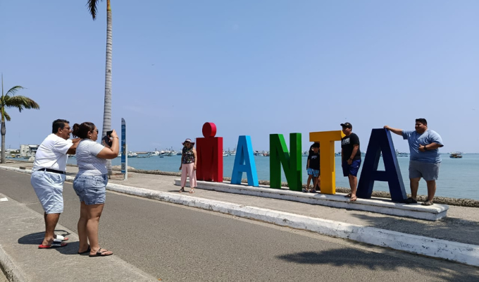 Manta celebra 103 años: desfile, honores y un Punto AS para la gente