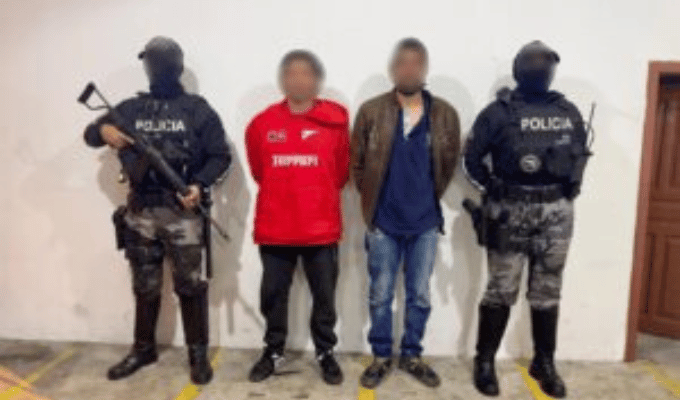 Cayeron dos por robo con cuchillo en Ambato