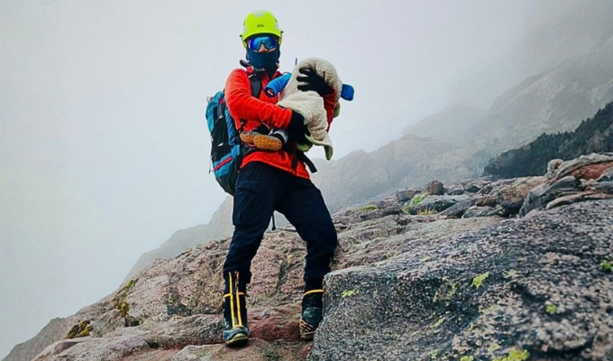 Madre intentó subir al Cayambe con su bebé y terminó en rescate