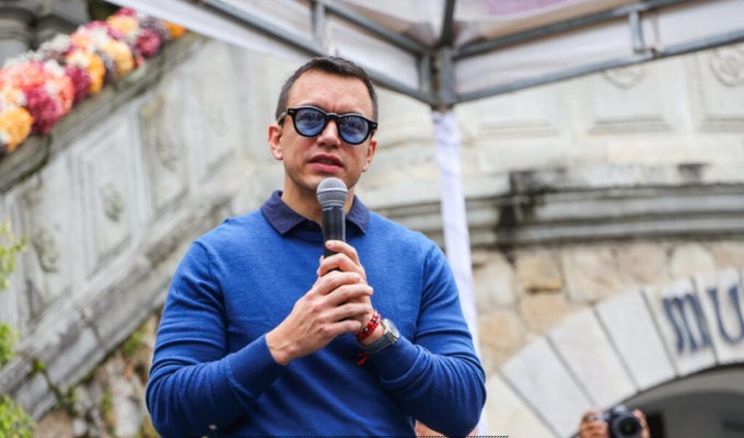 Noboa pide licencia para meterse de lleno en la campaña del referéndum