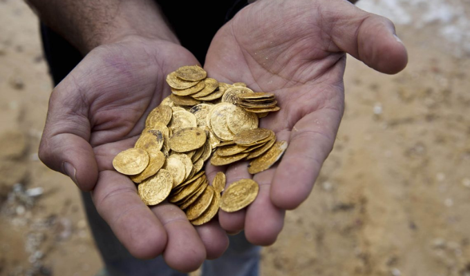 Cavó para su piscina y encontró oro: hallazgo en Francia