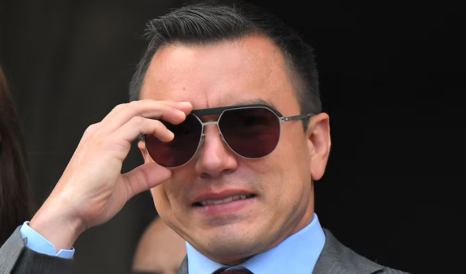 Noboa suelta tres cartas de ADN para la Constituyente