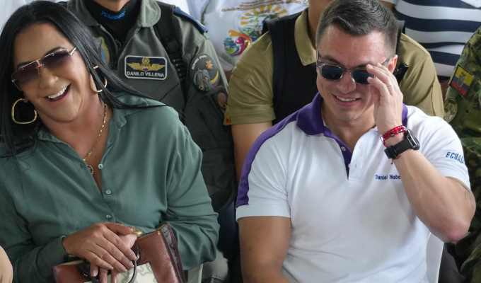 Prefecta de Esmeraldas entrega juguetes con imagen de Daniel Noboa