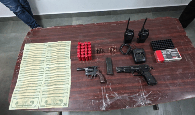 Aprehendido en Pedernales con armas, dinero y los mulares robados