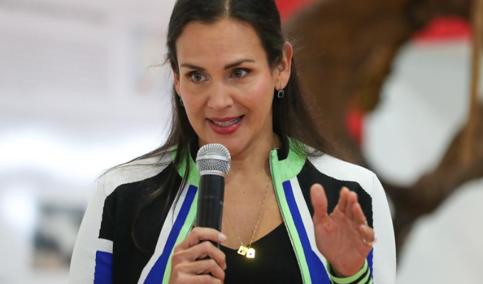 “No tomen agua del grifo”: Manzano recorrió La Toma en Guayaquil