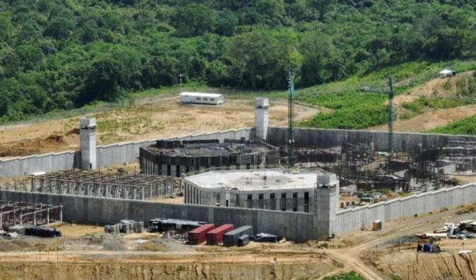 La “mega cárcel” arranca con sacos de arena y una garita de madera