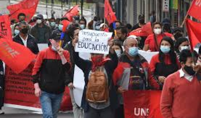 UNE protesta en la Asamblea; Quishpe frena $200 millones