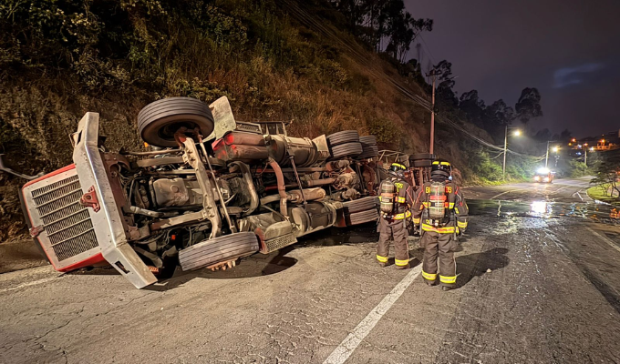 Tanquero con brea se volcó en la Simón Bolívar: sin permiso ambiental