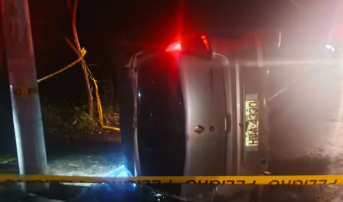 Un muerto tras volcamiento de automóvil en la vía Ambato–Riobamba