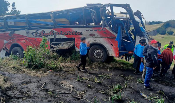 Tragedia en Simiátug: bus cayó a un abismo en la vía Guaranda–Ambato