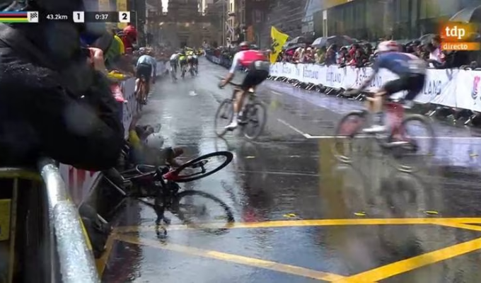¡Impactante! Jhonatan Narváez sufre caída en Mundial de Ciclismo