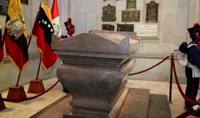 Maduro insistió en llevarse de Quito los restos de Sucre