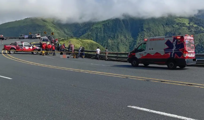 Camión y auto caen al abismo en la vía Alóag–Santo Domingo