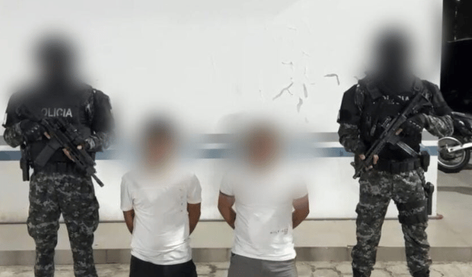 Cae dupla con $54 mil ocultos en un auto en Manta