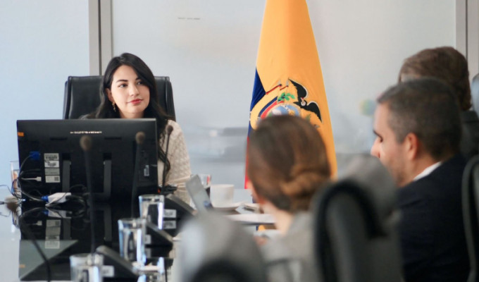 Fitch sube la nota de la deuda de Ecuador a B-