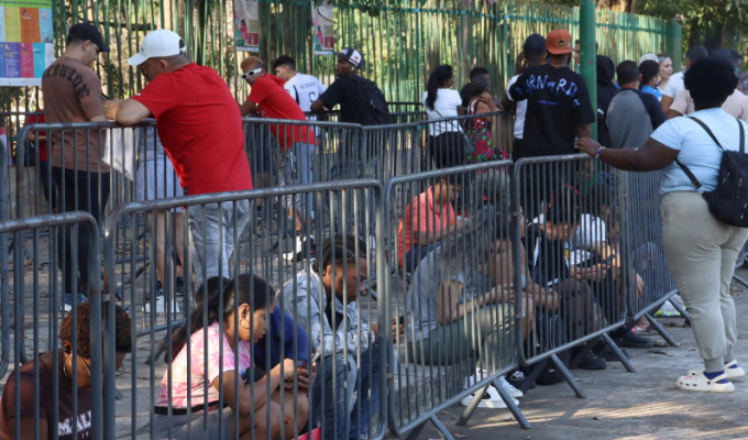 Trump ordena revisar casos de 200.000 refugiados admitidos bajo Biden