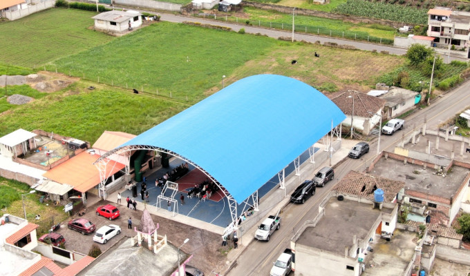 Tungurahua entregó techado para la cancha del barrio La Esperanza