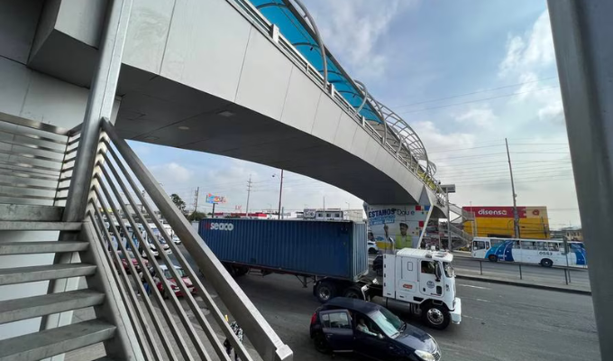 ¡Drama en La Aurora! Mujer se lanza desde puente peatonal en Guayas.