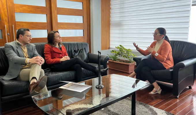 ¡Mano a mano! SRI y Cámara de Comercio de Ambato, No a la informalidad