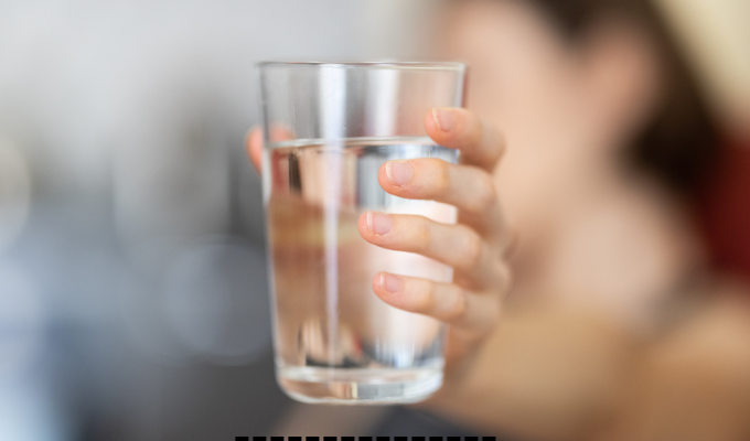 ¿Agua antes del café? Así reacciona tu cuerpo al despertar
