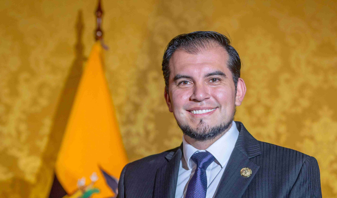 Gobierno descarta despidos masivos y alista alza del salario en 2026