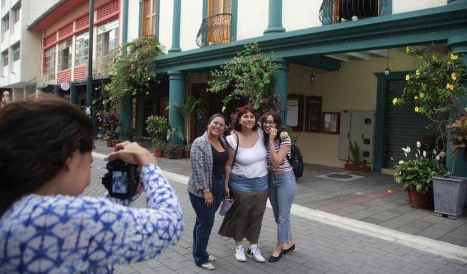 Romance y nostalgia: el centro de Guayaquil conquista los álbumes