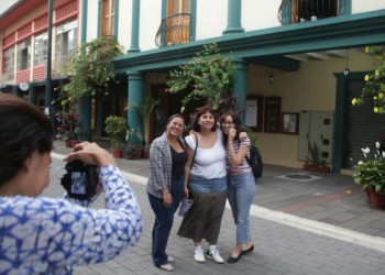 Romance y nostalgia: el centro de Guayaquil conquista los álbumes
