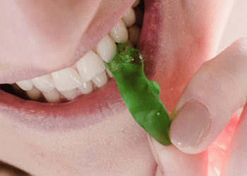 Azúcar al ataque: así daña tus dientes en minutos