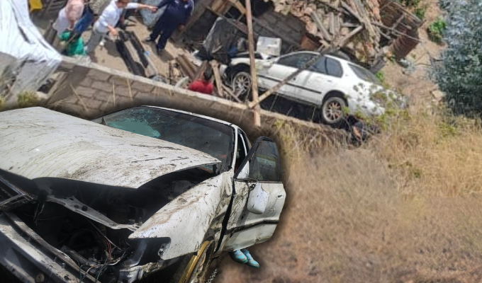 ¡Impresionante! Auto pierde pista y se estrella contra una casa