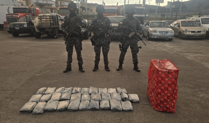 Carchi en alerta: GEMA incautó 15,5 kilos de marihuana en taxi