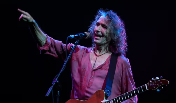 Murió Robe Iniesta, voz de Extremoduro, a los 63 años