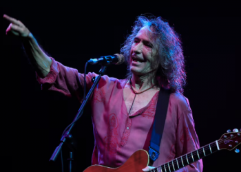 Murió Robe Iniesta, voz de Extremoduro, a los 63 años