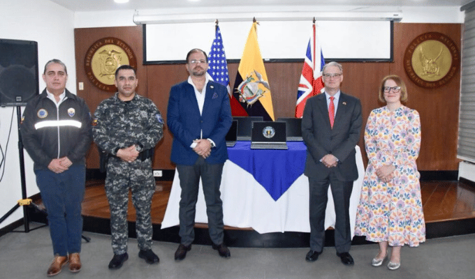 ¡EE. UU. y Reino Unido entregaron 40 laptops a la Policía en Quito!
